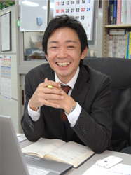 営業部長 泉 俊雄
