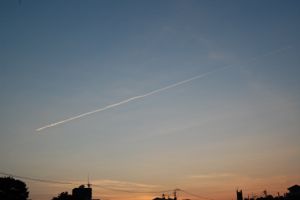 夕焼けと飛行機雲。