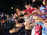 祭りの参加した方々にも協力いただいた打ち水風景
