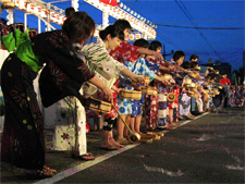 火の国祭り総踊り会場で打ち水をする見物客の方々
