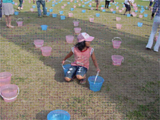 お子さまにも水を撒いていただきました。