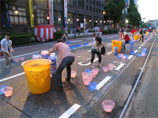 たくさんのボランティアのい方々のご協力をいただき打ち水大作戦の準備・開催が行われました。