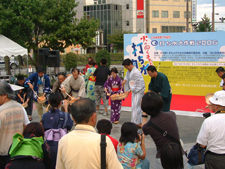 潮谷知事も火の国くまもと打ち水大作戦に参加。