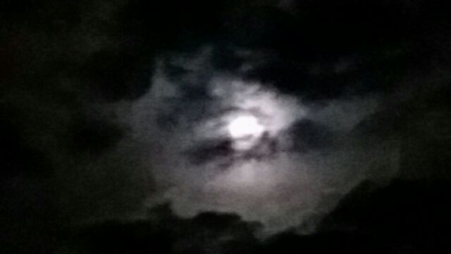 雲の間にゆっくりと月