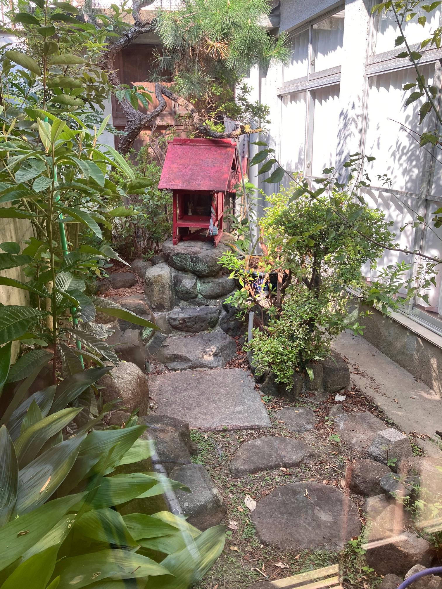 店舗奥の三蔵稲荷神社