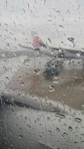 雨の福岡空港