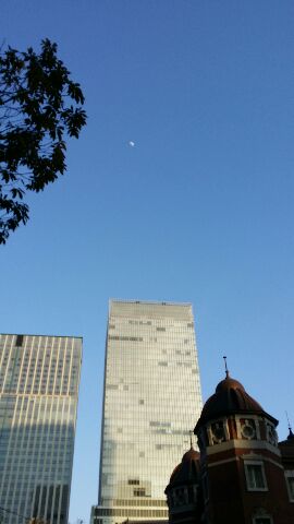 東京駅と月