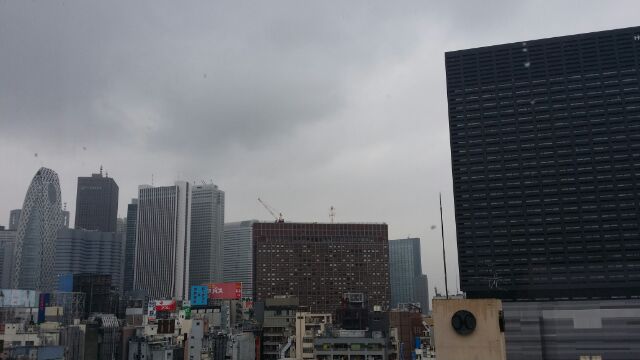 小雨の新宿