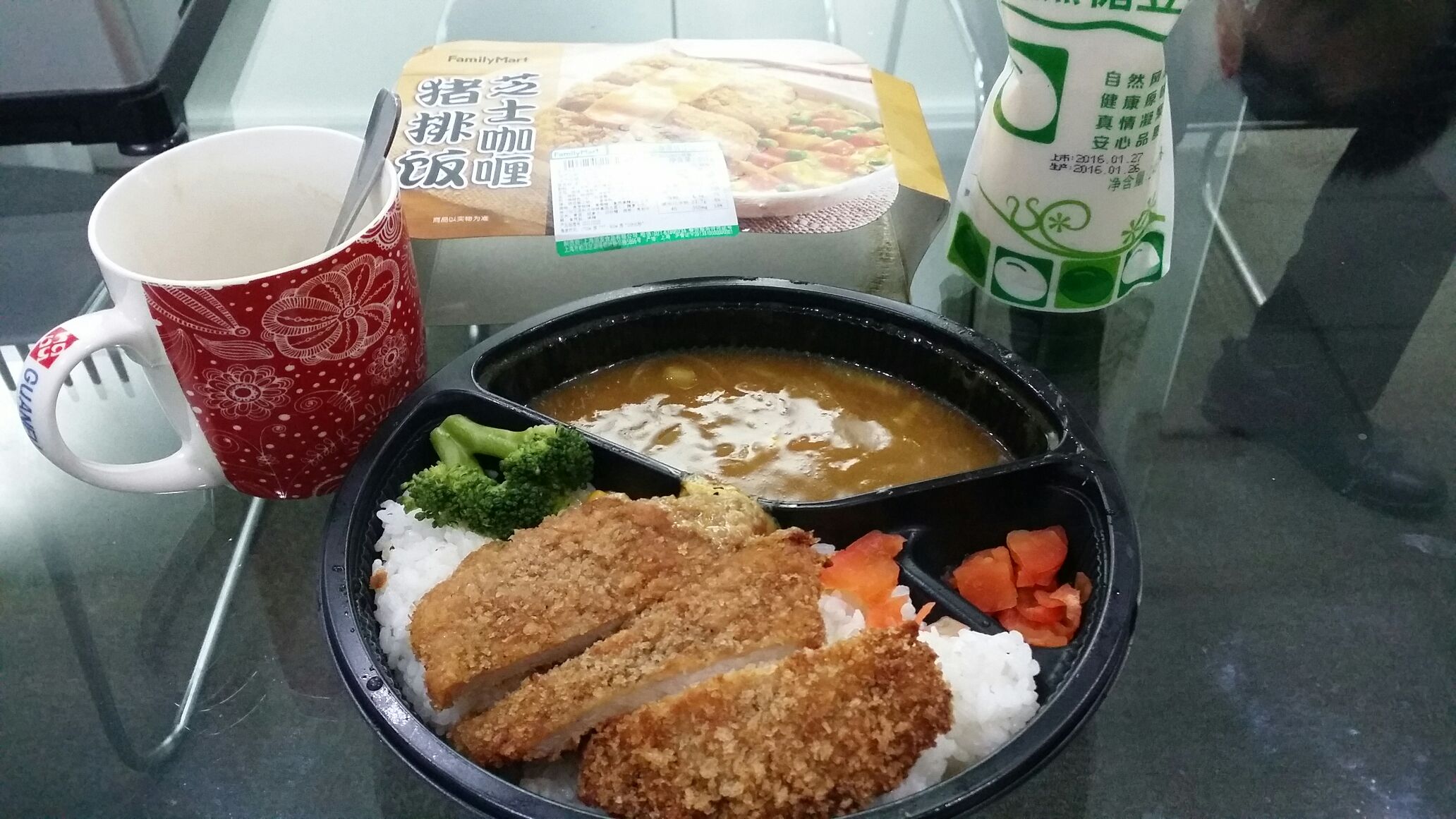 昼はファミマのカレー